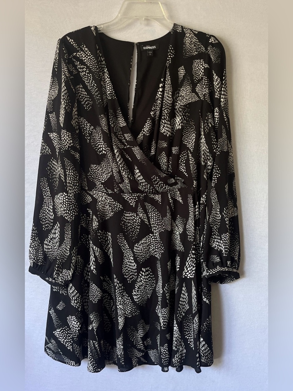 NWT Express Black White Geometric Print Long Sleeve V-Neck Dress L